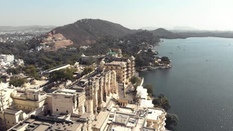 Imágenes-Aéreas-De-Drones-De-4k-Del-Templo-Shiv-A-Orillas-Del-Lago-En-La-Ciudad-De-Udaipur,-India,-Justo-Al-Lado-Del-Lago-Pichola