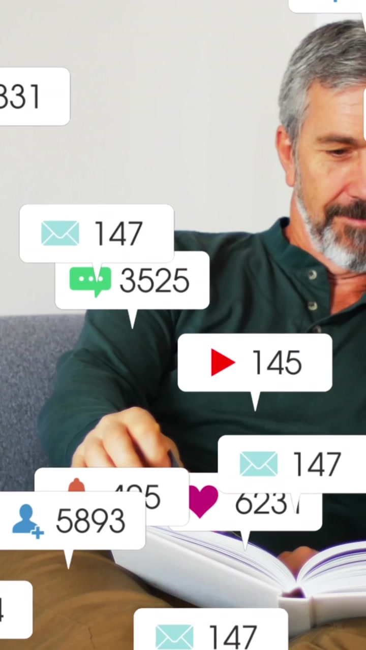 Animazione di multiple icone di social media su un anziano uomo caucasico che legge un libro sul divano di casa