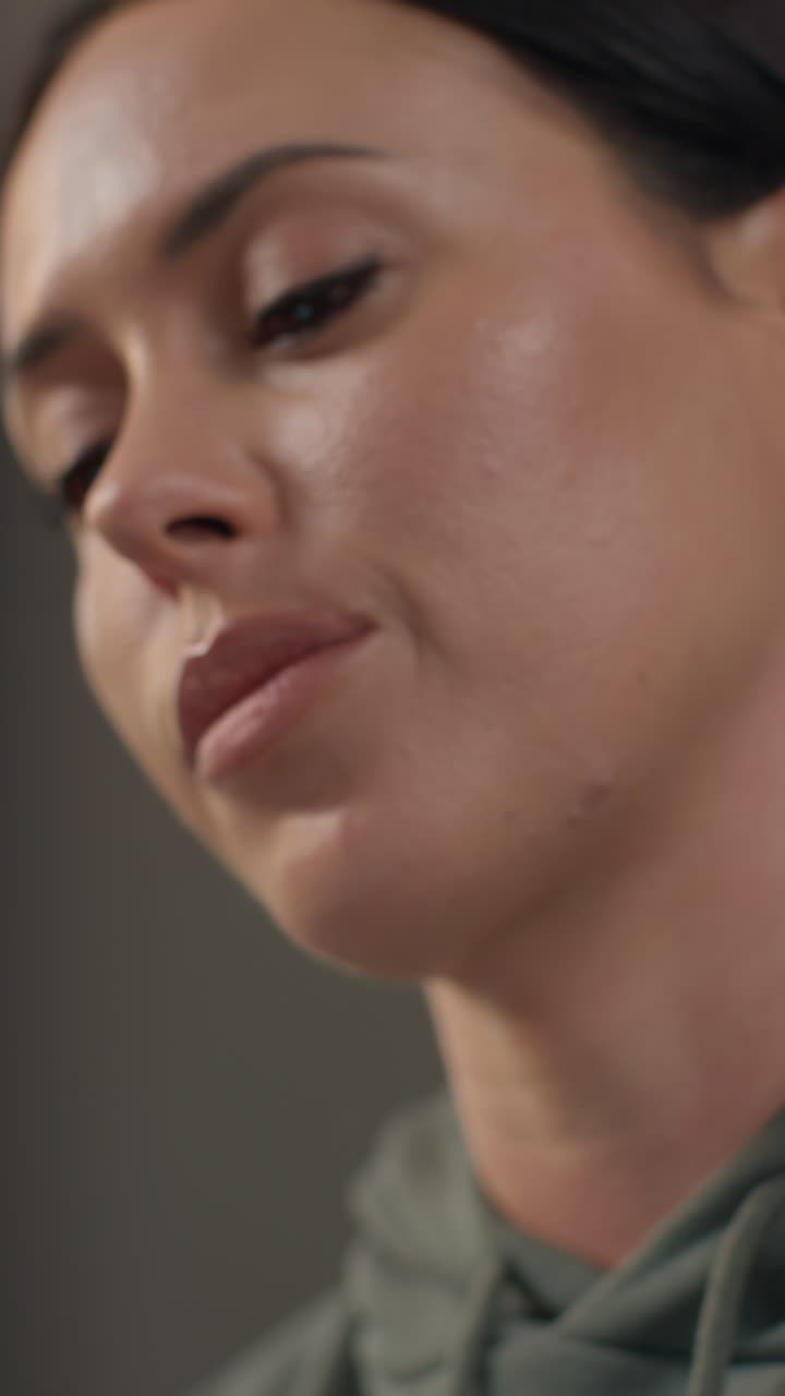 video vertical de cerca en el rostro de una mujer ansiosa sentada en el sofá trabajando desde casa usando una computadora portátil preocupada por la crisis del costo de la vida 5