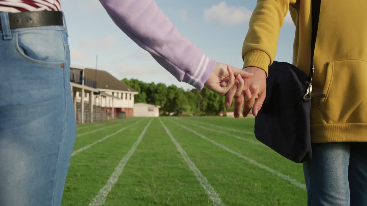 십대 부부가 학교 현장에서 어울리고 있습니다.