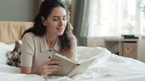 mujer leyendo un libro en la cama