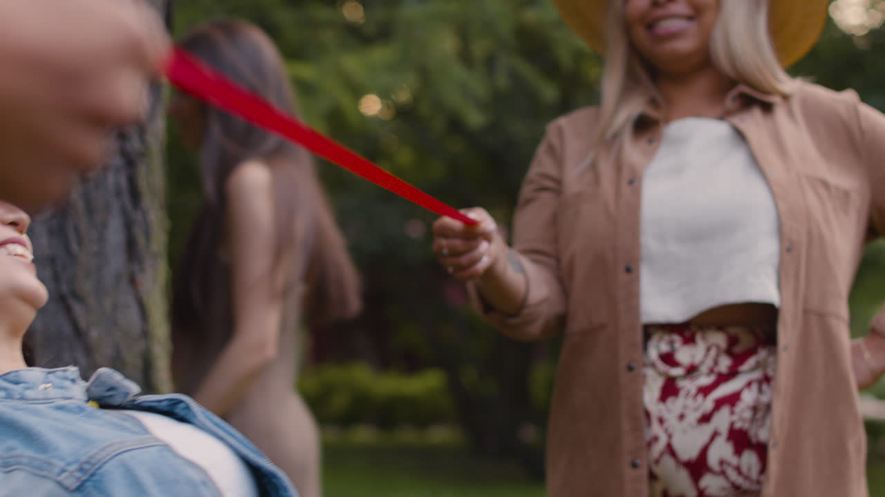 친구 들 이 야외 에서 림보 를 연주 하고 있다