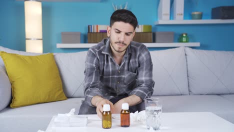 Un-Joven-Lento-Y-Cansado-Está-Tomando-Medicamentos-En-Casa.