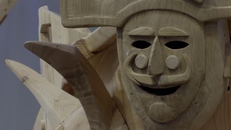 máscaras tradicionales de carnaval hechas de madera con bigote, mejillas y nariz grande