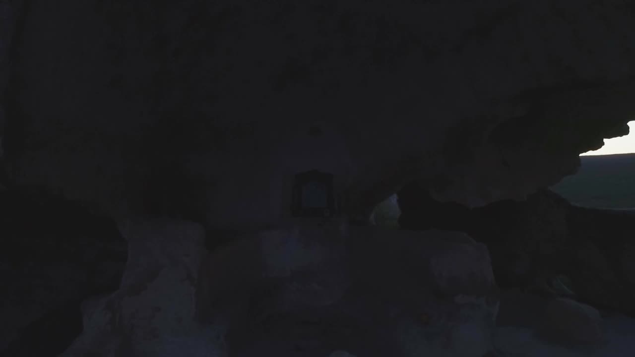 antiguas ruinas de cuevas al amanecer