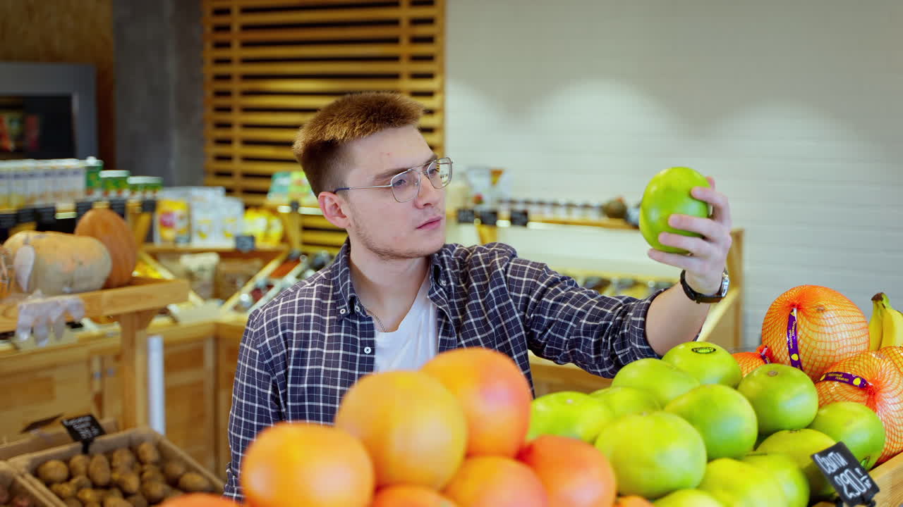 Homme faisant ses courses de fruits au supermarché