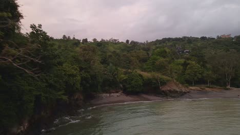 Luftaufnahme-In-Richtung-Der-Küste-Mit-Dem-Pazifischen-Ozean-Von-Playa-La-Vaca-Bei-Sonnenuntergang-In-Costa-Rica