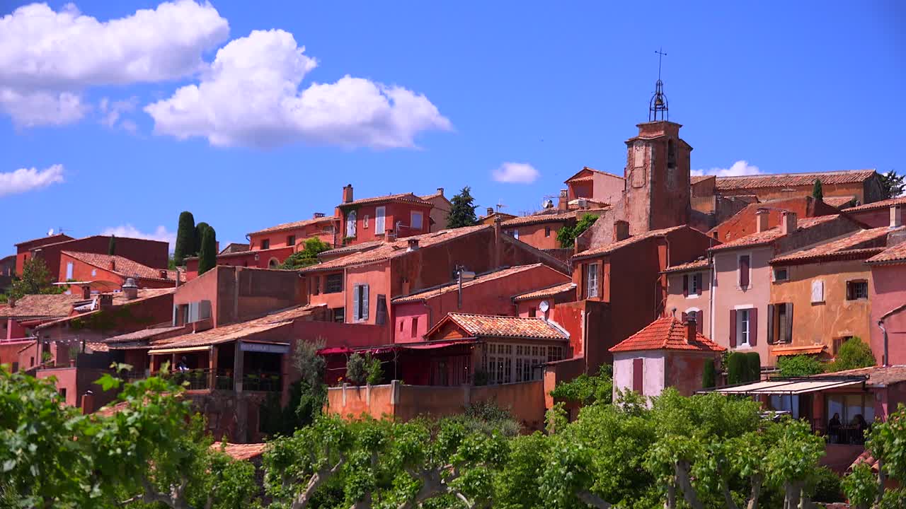 La città collinare francese di Roussillon, in Francia, con i suoi edifici colorati, è un punto culminante della Provenza