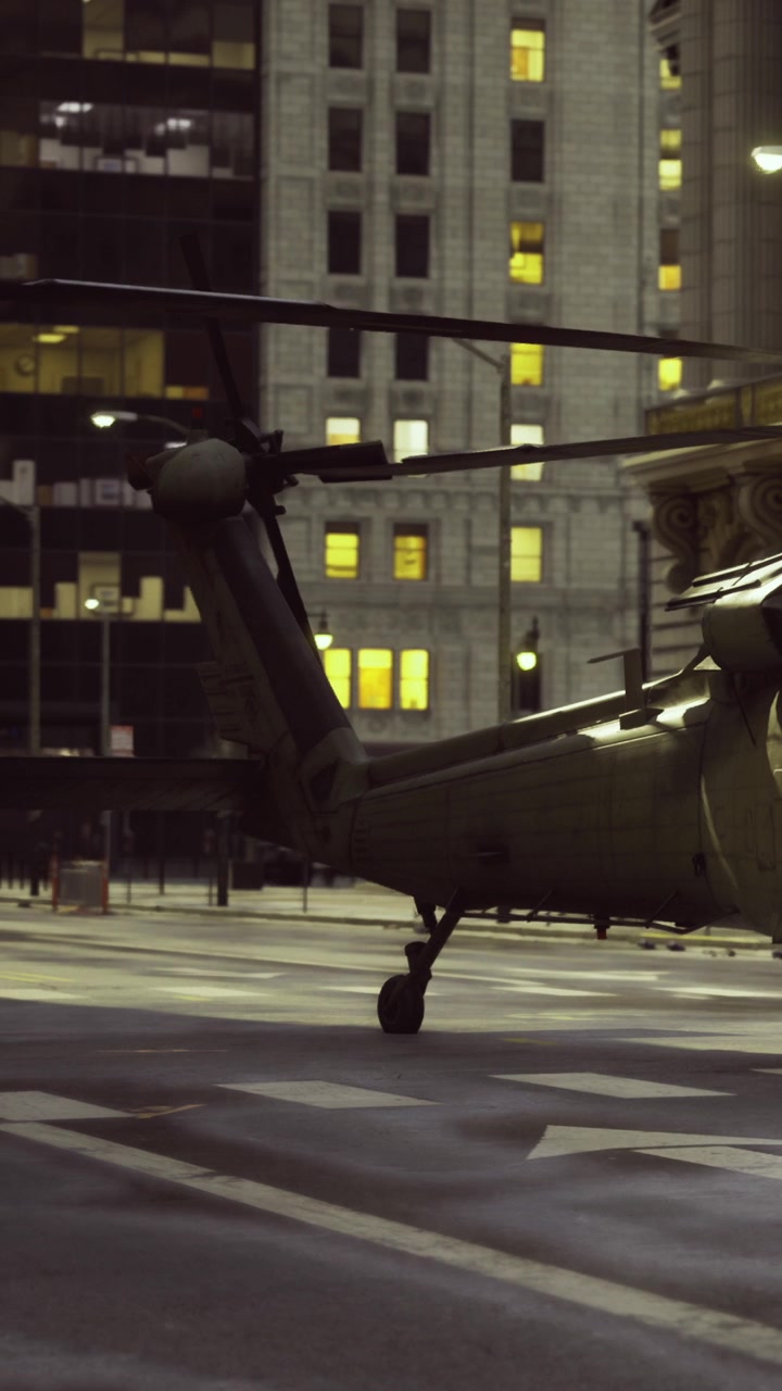 Militærhelikopter parkert i en bygata i kveldstimene.