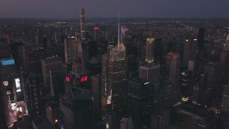 Antena:-Vuelo-De-Drones-De-Manhattan-Por-La-Noche-Con-Luz-De-Ciudad-Brillante-En-La-Ciudad-De-Nueva-York