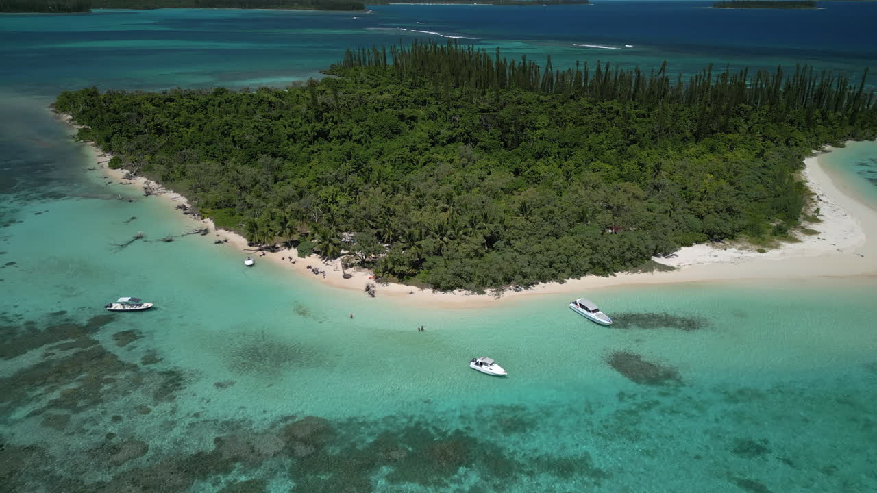 Motoscafi portano i turisti a Ilot Moro per pescare e grigliare il loro pescato sulla pittoresca spiaggia - ripresa aerea in discesa con inclinazione verso l'alto