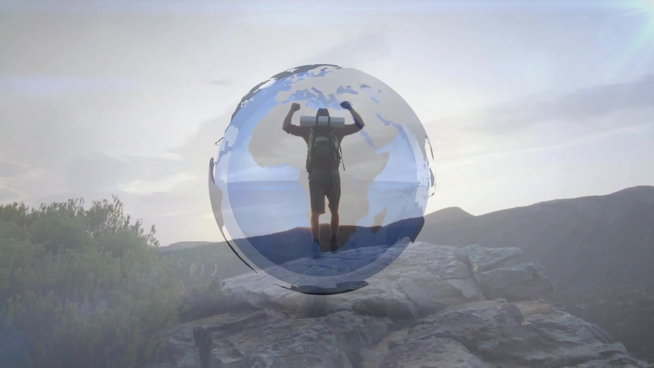 Escursionista che cammina su un crinale con zaino, con un globo che appare e incornicia la figura, alzando le braccia per il viaggio.