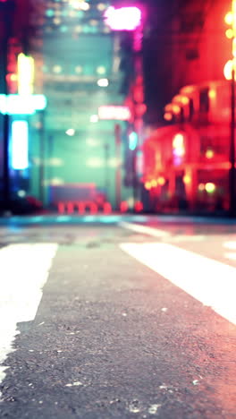 una vista borrosa y colorida de una calle nocturna en una ciudad con luces de neón.