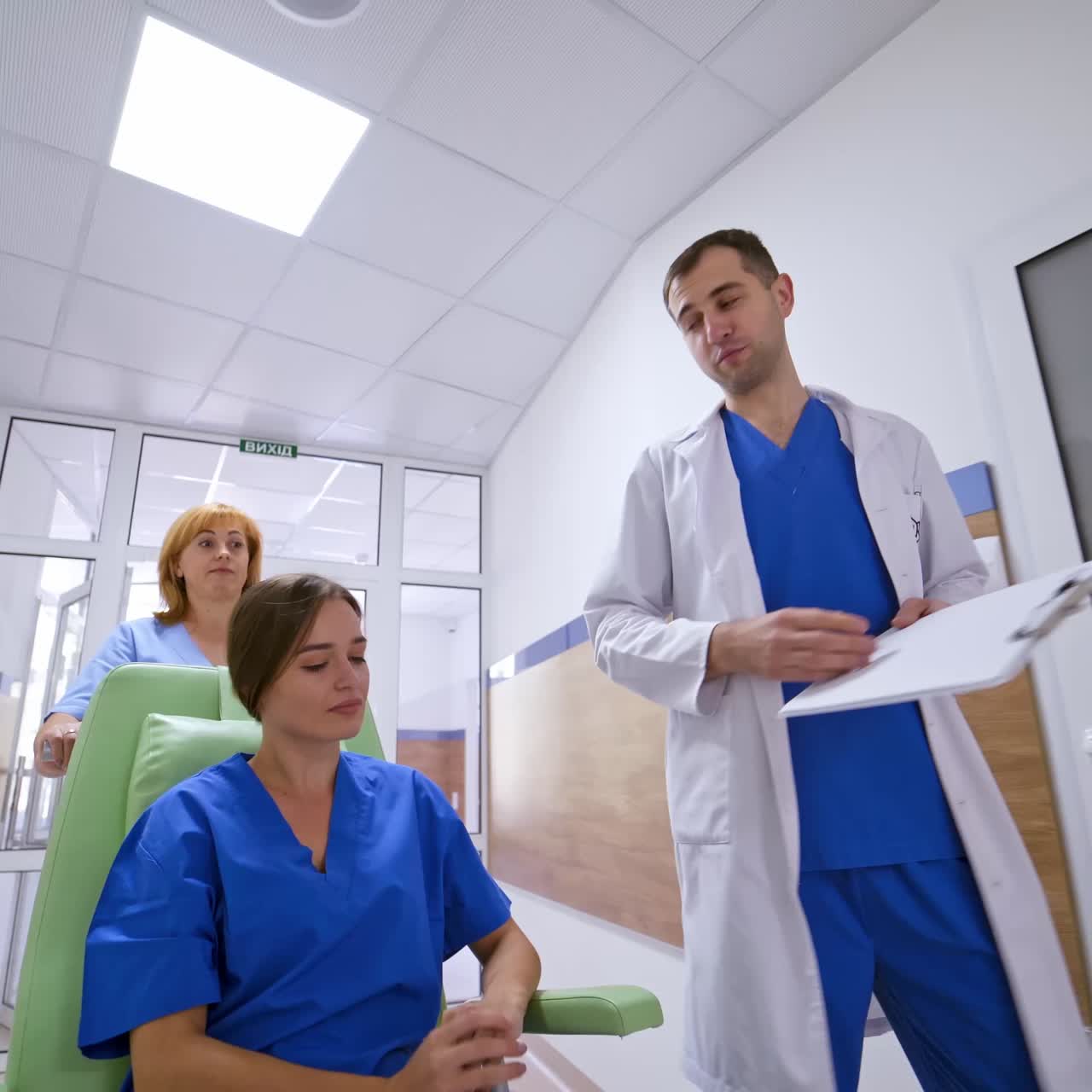 medico con paciente en hospital