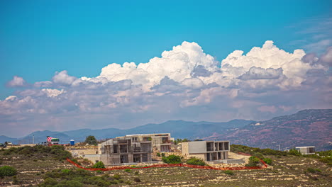 Rollende-Wogende-Weiße-Wolken-Und-Blauer-Himmel-über-Dem-Bau-Eines-Neuen-Modernen-Luxushauses