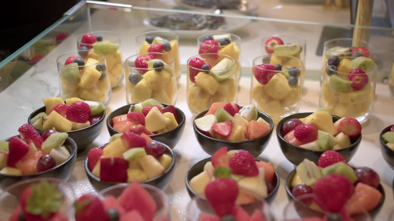셀프 서비스 레스토랑의 디저트로 과일