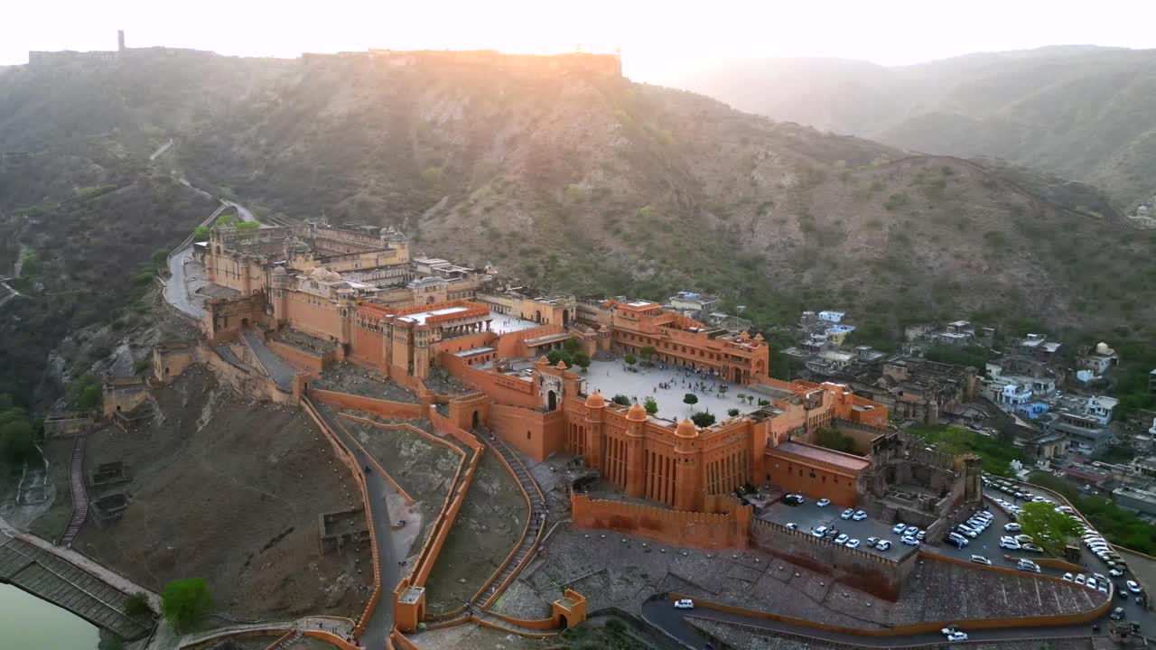 disparo de avión no tripulado de gran ángulo de amber fort en la india cerca de jaipur al atardecer