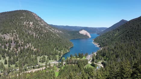 Ein-Sonniger-Zufluchtsort:-Entdecken-Sie-Die-Schönheit-Des-Paul-Lake-In-Kamloops,-Umgeben-Von-Waldbedeckten-Bergen