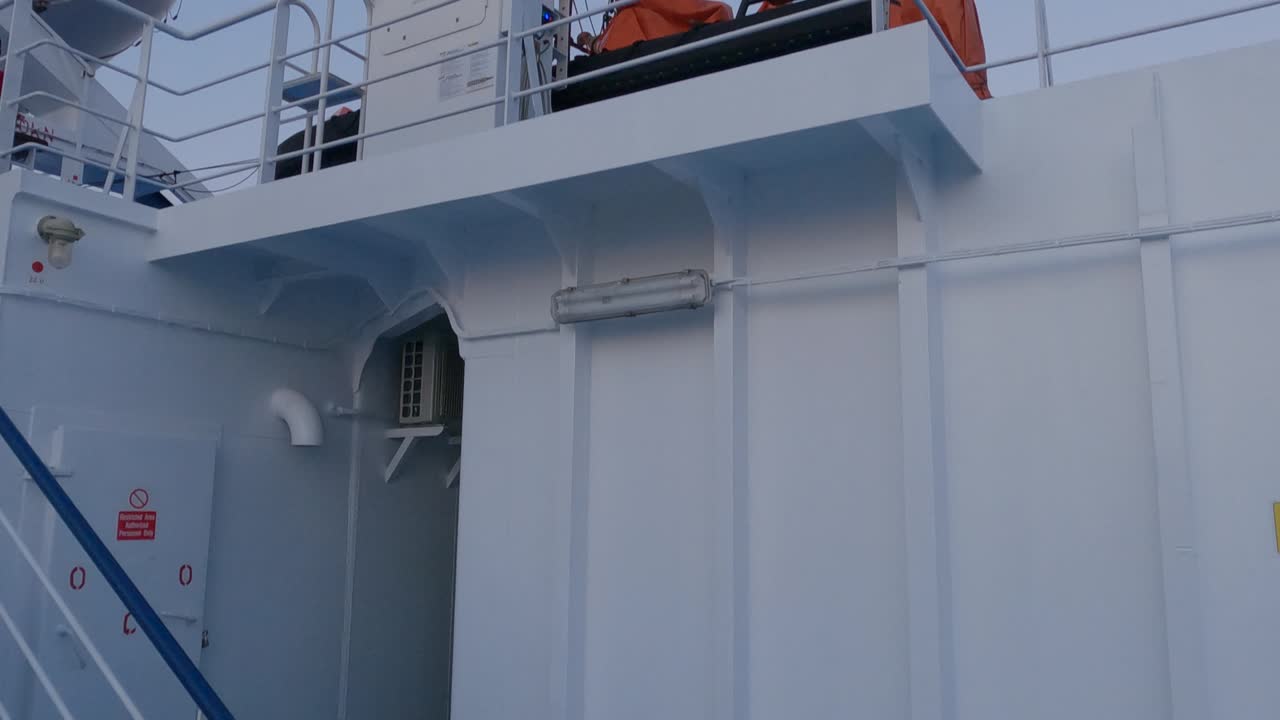 페리 보트 브리지의 상향식 보기