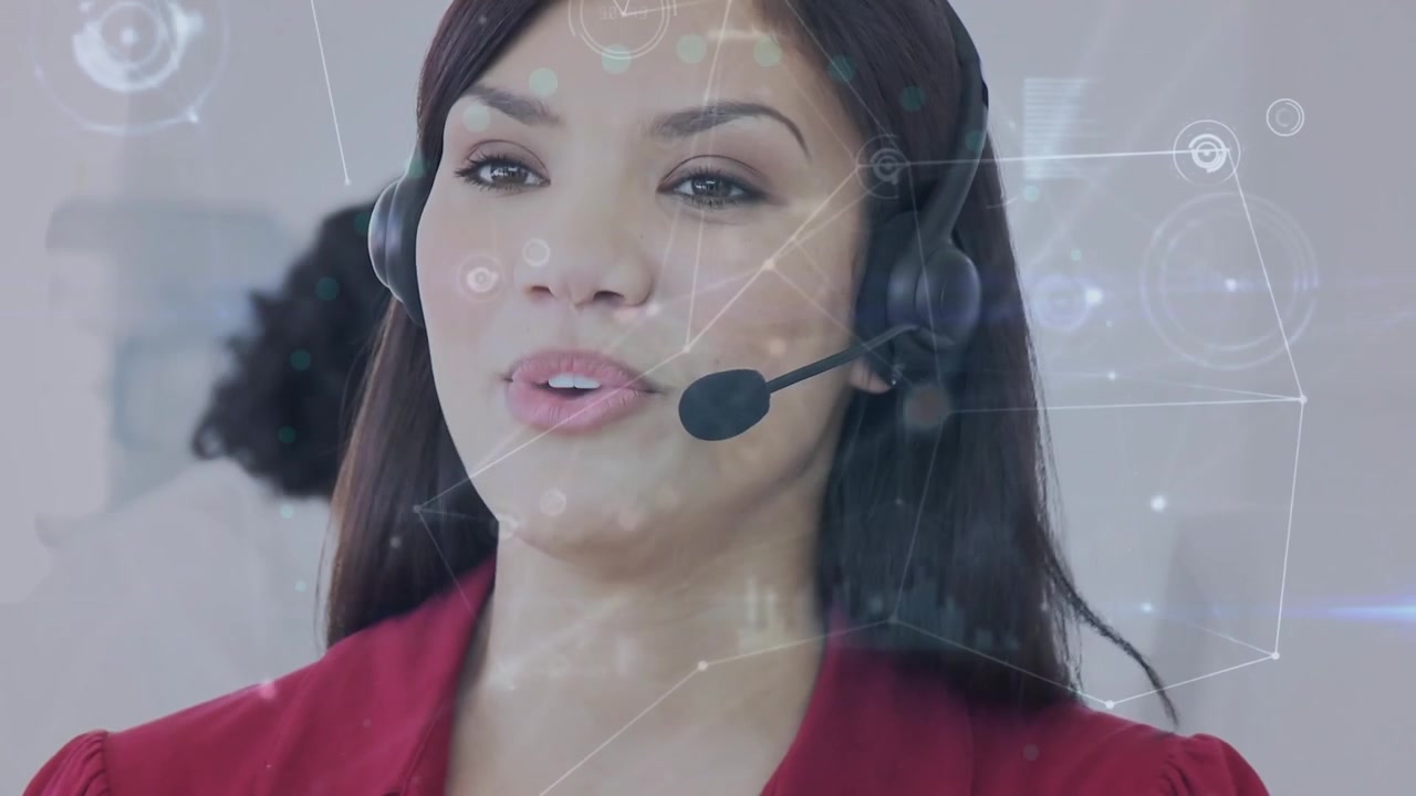 Operatore di call center sorridente con sovrapposizione di comunicazione digitale