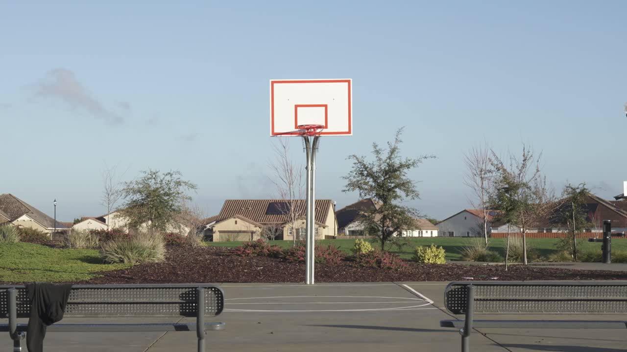 una cancha de baloncesto en roseville, california en un día nublado. perfecto para videos relacionados con el deporte, contenido de estilo de vida o imágenes de fondo.
