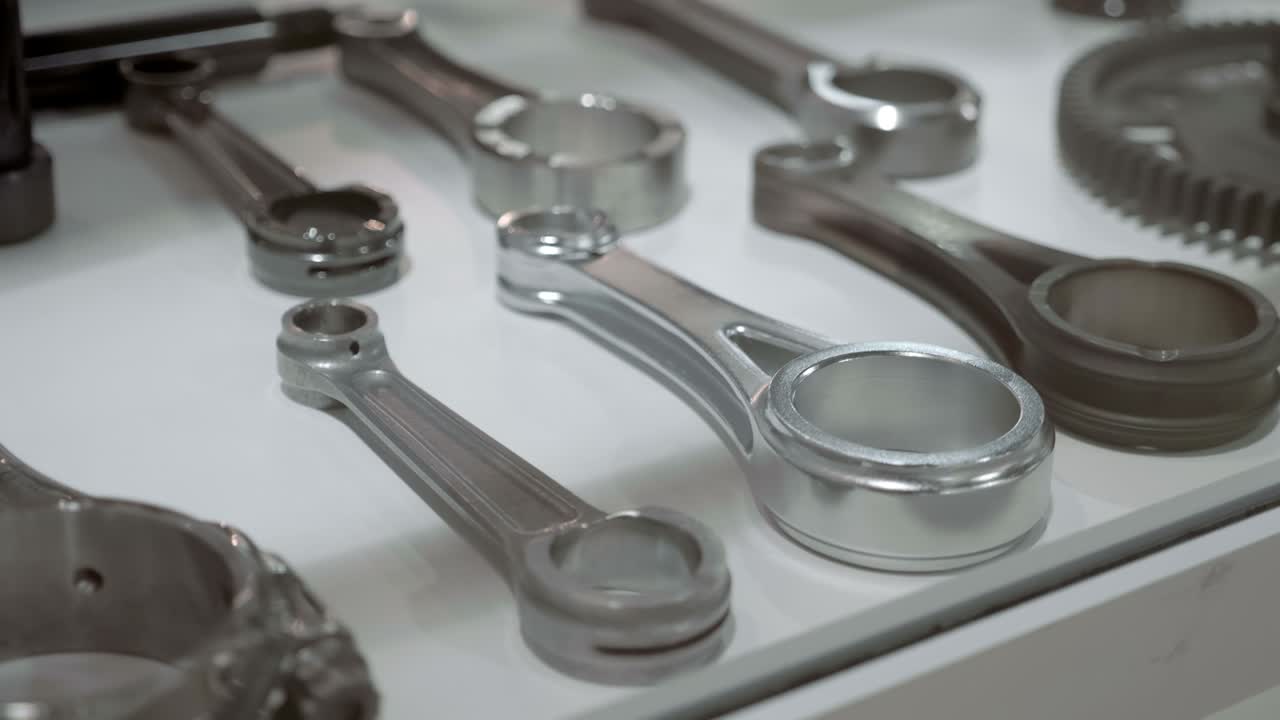 다른 엔진에 대한 새로운 연결 막대기가 창문에 에 놓여 있습니다.