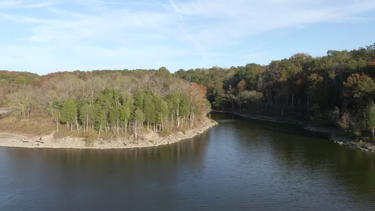 보트 경사로를 지나 호숫가를 따라 좌회전한 돌리