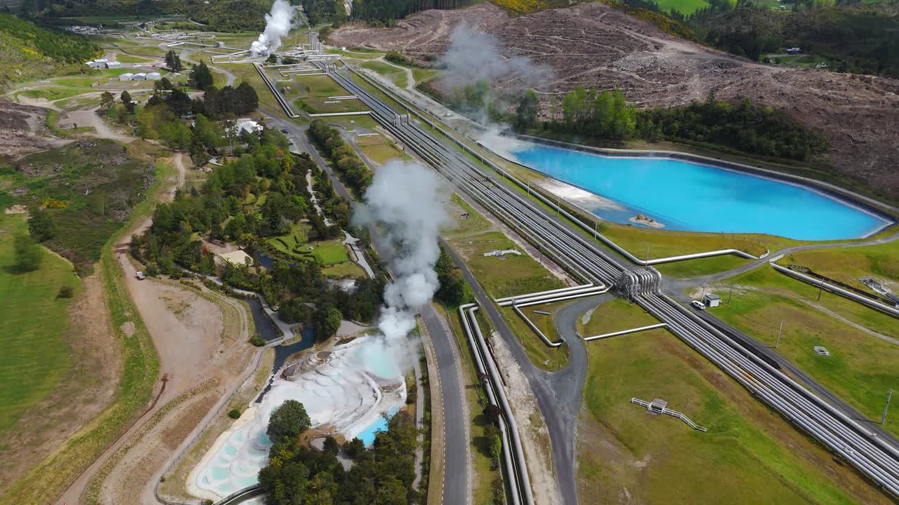 Luftpanorama des Kraftwerks Wairakei und der umliegenden Landschaft