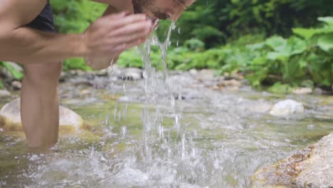 Sportlicher-Mann-Vor-Wasserfall.-Zeitlupe.