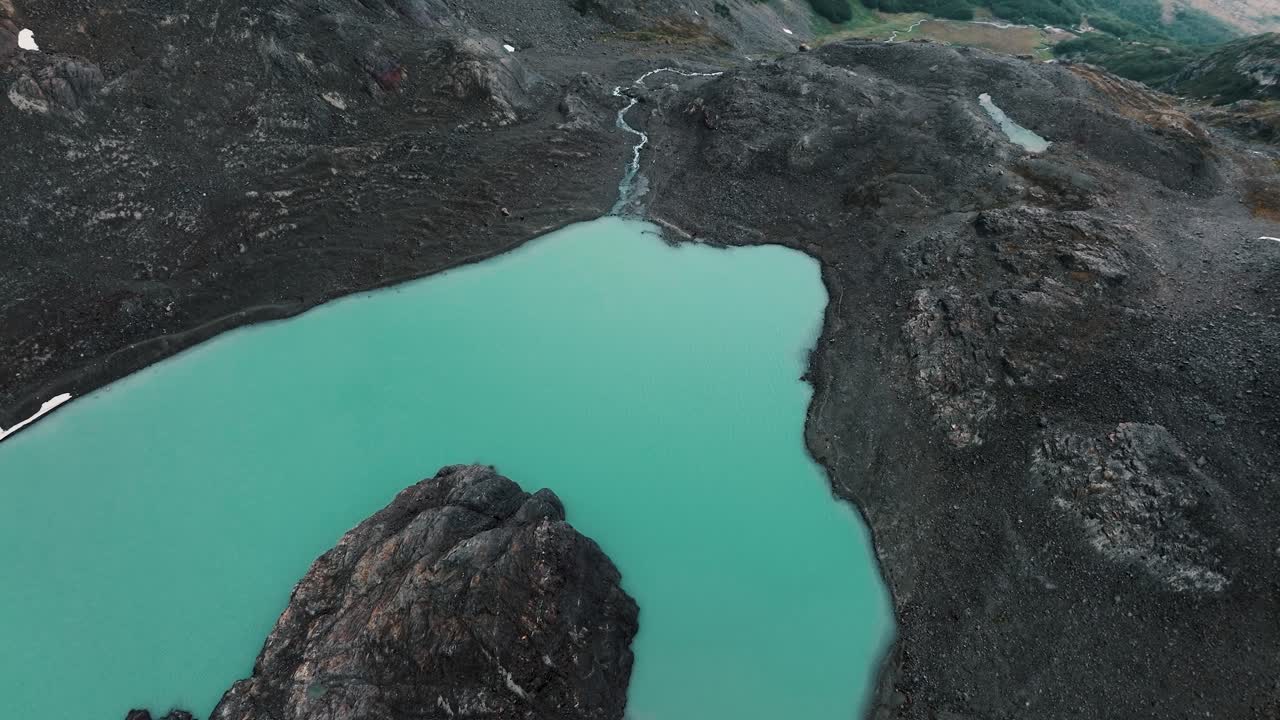 아르헨티나의 테라 델 파고 (tierra del fuego) 에 있는 빈치게라 빙하 근처의 푸른 녹색 물로 된 템파노스 호수