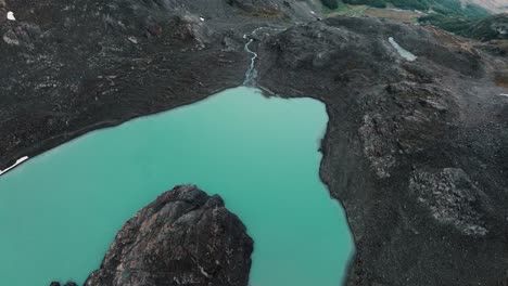 아르헨티나의 테라 델 파고 (tierra del fuego) 에 있는 빈치게라 빙하 근처의 푸른 녹색 물로 된 템파노스 호수