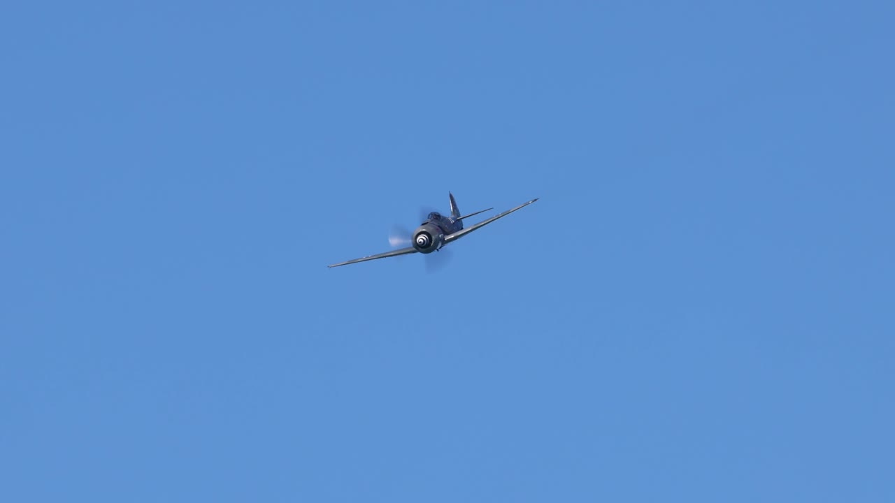 secuencia de un avión ejecutando trucos de vuelo