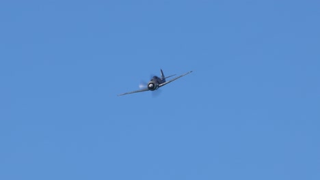 secuencia de un avión ejecutando trucos de vuelo