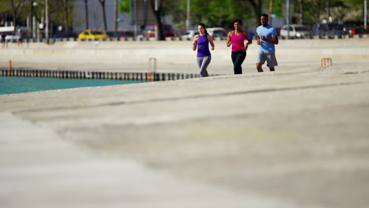 시카고의 다민족 친구들이 야외에서 함께 달리고 있습니다.