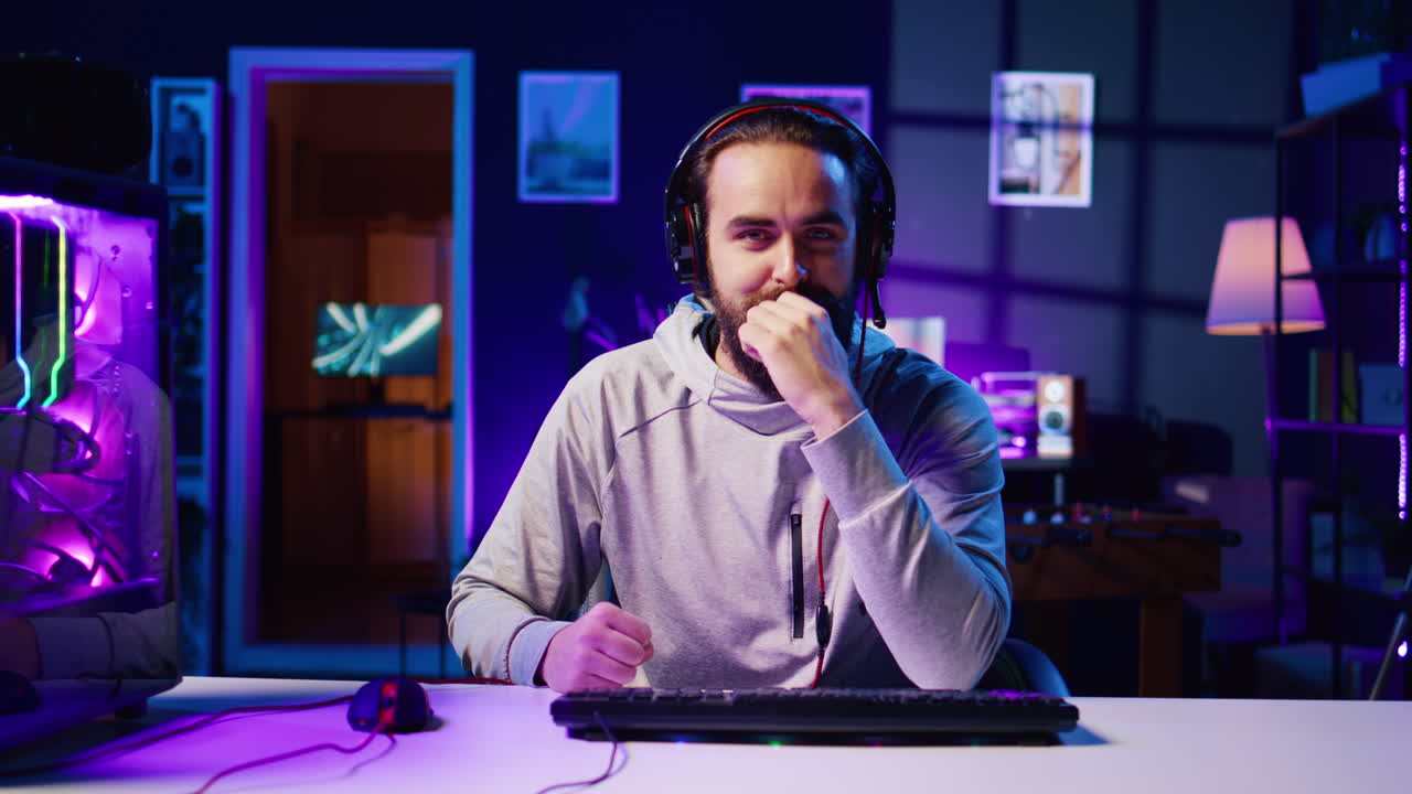 jugador de deportes electrónicos jugando videojuegos frente a espectadores en línea durante la transmisión en vivo, proporcionando comentarios