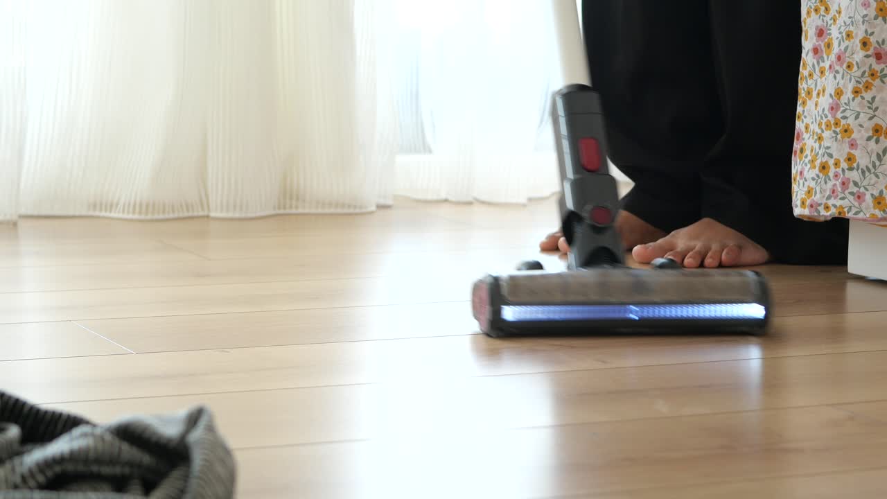 나무 바닥 을 청소 하는 여자