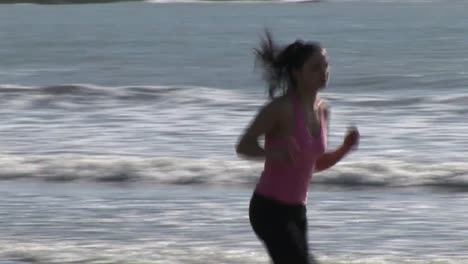 Frau-Am-Strand-Beim-Joggen