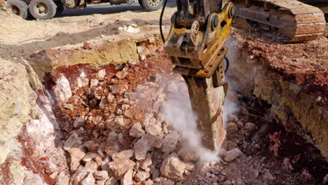 Bagger-Hydraulikhammer,-Der-Auf-Der-Baustelle-Auf-Dem-Boden-Gräbt