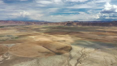 Kreisförmige-Felder-Im-Grünen-Fluss-Mit-Majestätischem-Bergblick-In-Utah,-USA