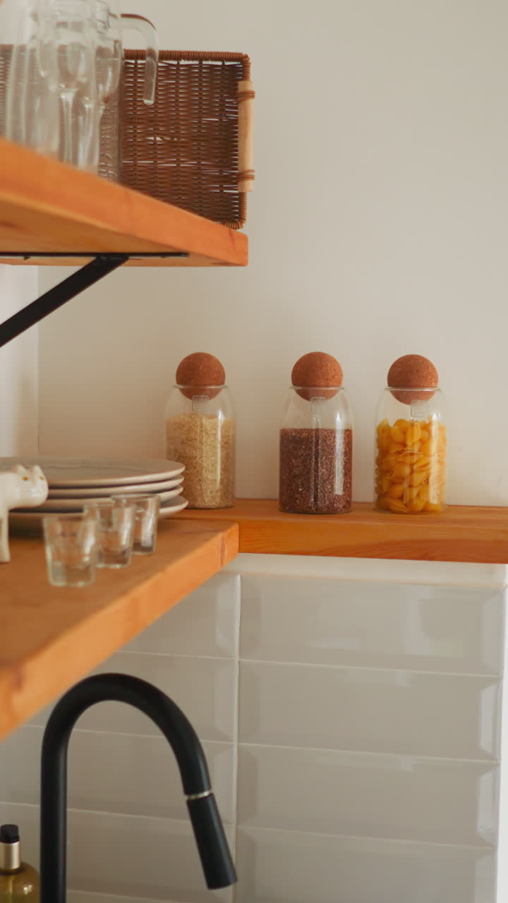 cocina con utensilios en hotel glamping. espacio bien iluminado con adornos para la comodidad de los turistas. evaluación de alojamientos disponibles para alquilar para visitantes