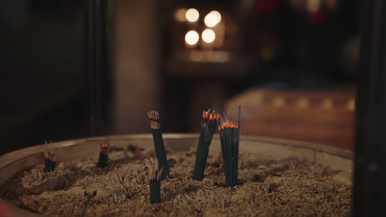 quema de incienso en el templo japonés