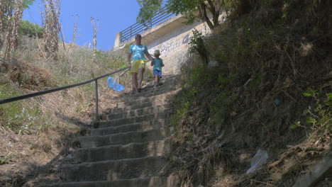 In-Der-Stadt-Perea-Griechenland-Im-Park-Die-Treppe-Hinunter-Vater-Mit-Seinem-Sohn