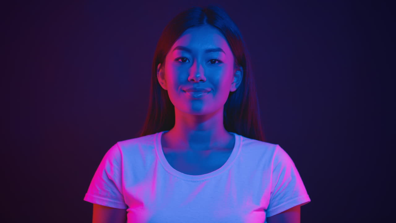 Donna che fa il gesto dell'OK sotto illuminazione al neon