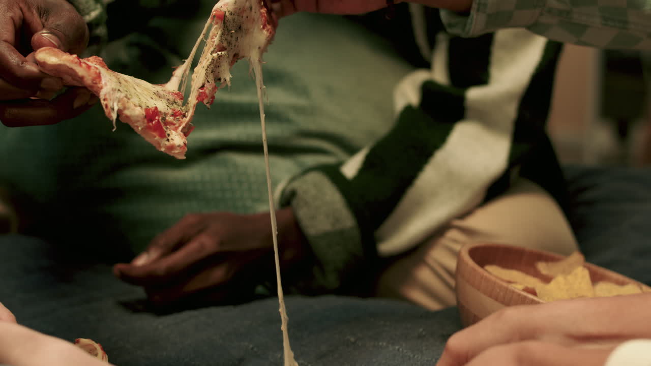 네 친구가 집에서 식사를 하고 있다