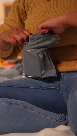 una mujer desempaquetando un regalo.