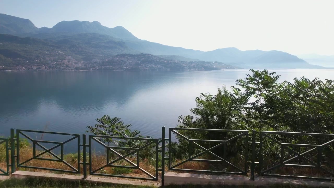 Jeg elsker Herceg Novi, Montenegro. Drone luftfoto af vartegnsskilt over Kotorbugten.