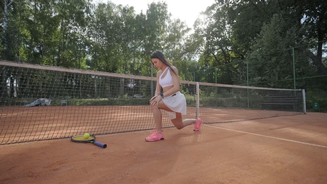 아름다운 테니스 소녀가 야외 코트에서 을 연습하고 있습니다.