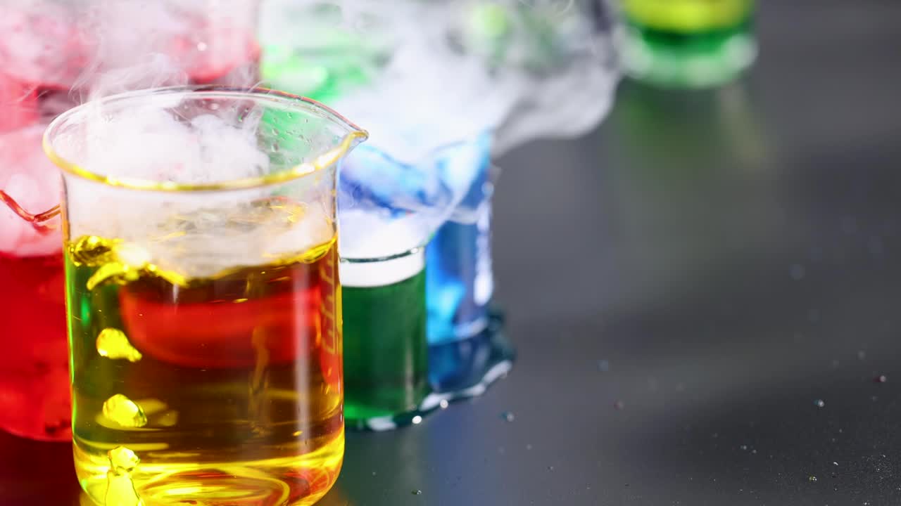 건조한 얼음으로 된 컵은 다채로운 연기를 만니다.