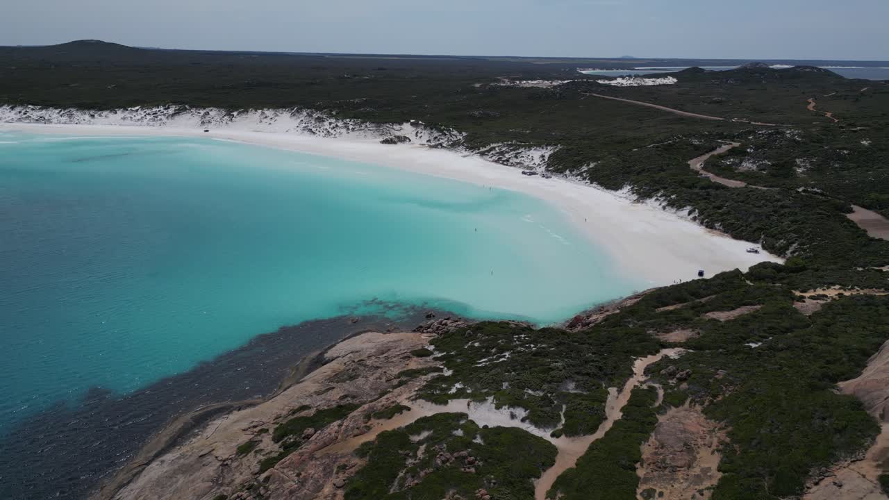 웨스턴 오스트레일리아의 크리스탈 한 르키즈색 만 물과 함께 워튼 해변의 공중 촬영