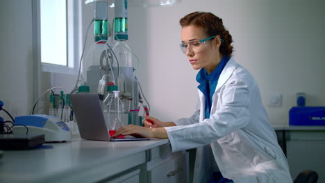 joven científico escribiendo los resultados de la investigación. científico de laboratorio trabajando